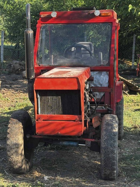 Házi épitésű kis traktor