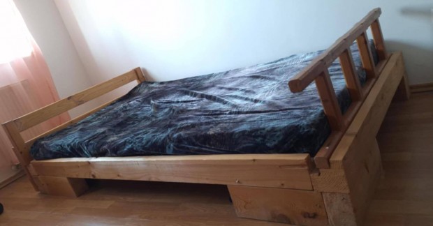 Házilag készített masszív, strapabíró ágy - matraccal