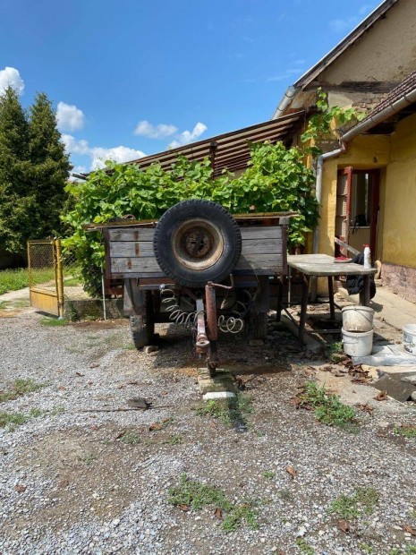 Háztájilag készült egytengelyes billencs pótkocsi traktor után