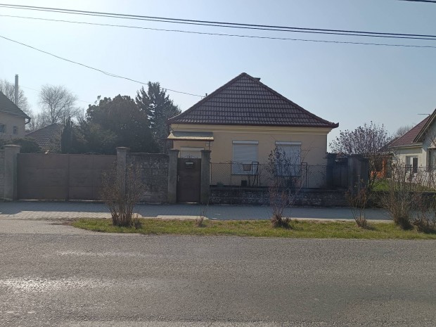 H�derv�ron fel�j�tand� csal�di h�z elad� 