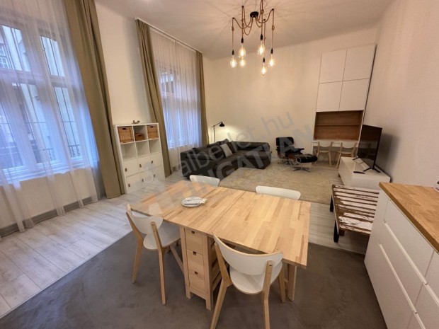 Heged�s Gyula utc�ban kiad� egy fel�j�tott, kutyabar�t ingatlan