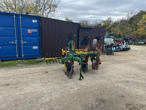 Héger 3fejes v.f. eke Schollen-Cracker szántáselmunkálóval szerelve