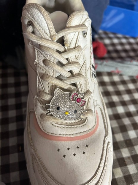 Hello Kitty Bershks magastott talp cip