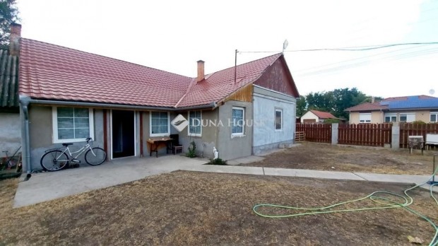 Helv�ciai 102 nm-es h�z elad�