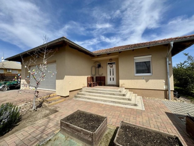 Helv�ciai 162 nm-es h�z elad�