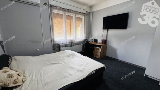 Helv�ci�n 3 rendbeli �sszesen 140 m2-es csal�di h�z elad�!