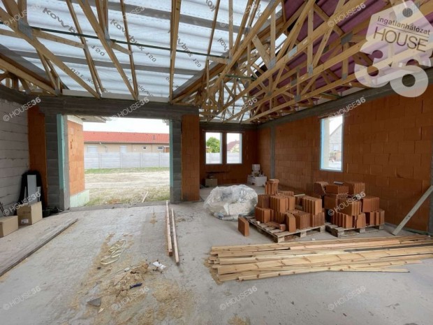 Helv�ci�n �n�ll� telken csal�di h�z elad�!