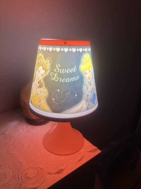 Hercegnős éjjeli lampa