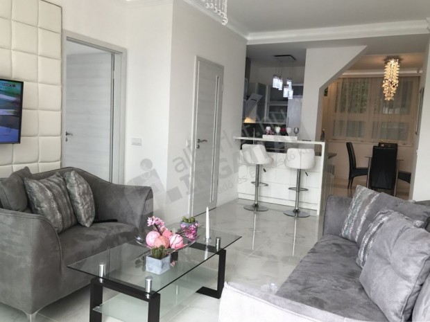 Hercegpr�m�s utc�ban k�t h�l�szob�s k�t f�rd�szob�s lak�s