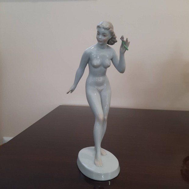 Herendi ni akt virggal porceln figura. Gondos Jzsef szigns.