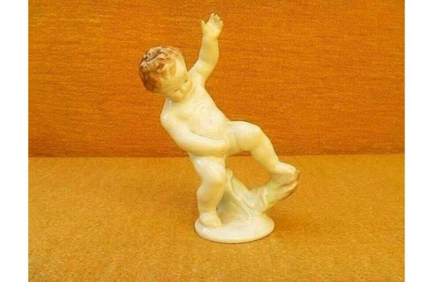 Herendi porcelán. Pisilő fiú figura