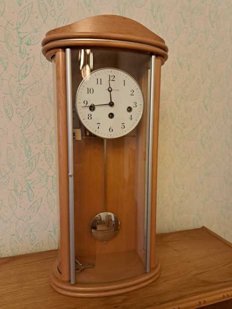 Hermle falióra, fa tokban, inga és kulcsfelhúzós( negyedütős)