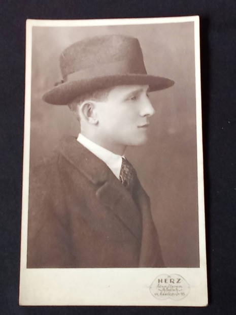 Herz fotmterem - 1925 kalapos frfi fotja 