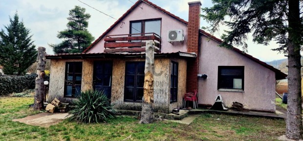 H�tv�gi h�z a B�b�nat v�lgy�ben elad� . Lakhat�sra alklamas