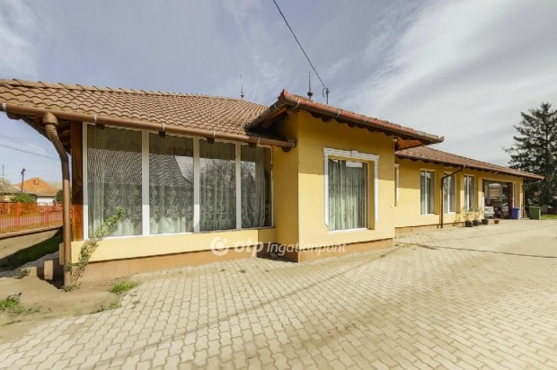 Hevesi eladó 230 nm-es ház