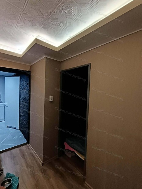 Hevesvezek�nyen 62 nm-es, fel�j�tott, m�sf�l szob�s csal�di h�z elad�!