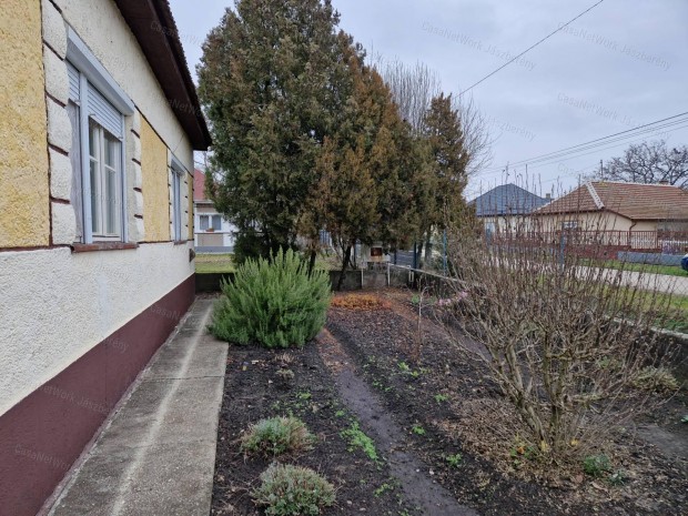 Hevesvezek�nyen, 101 nm-es, 4 szob�s csal�di h�z elad�!