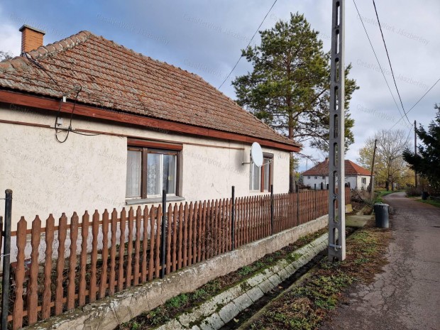 Hevesvezek�nyen, 95 nm-es, 3 szob�s, fel�j�tand� csal�di h�z elad�