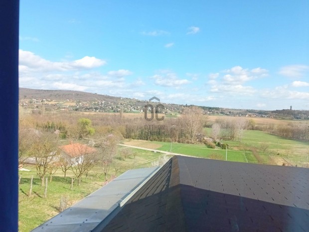 Hévíz csendes, zöldövezeti részén panorámás nyaraló eladó