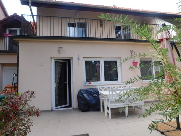 H�v�z frekvent�lt r�sz�n csal�di h�z elad�