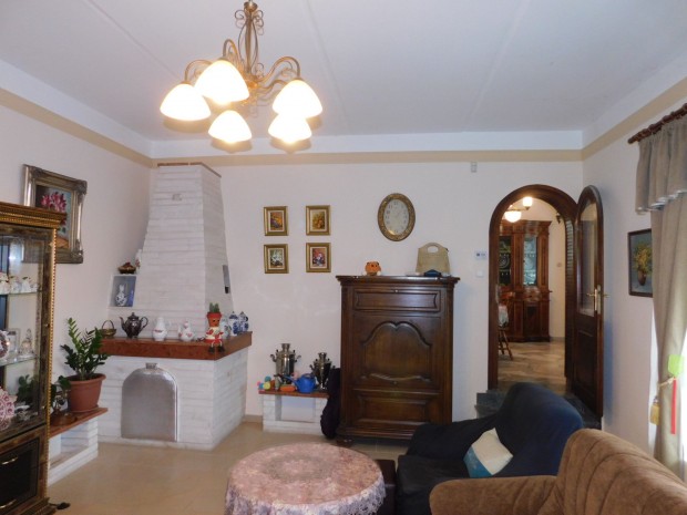 H�v�zen belv�rosi csal�di h�z elad�