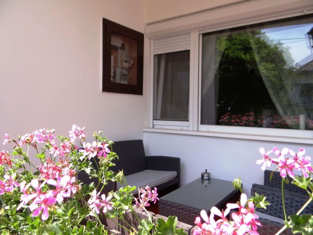 H�v�zen fel�j�tott apartmanh�z elad�