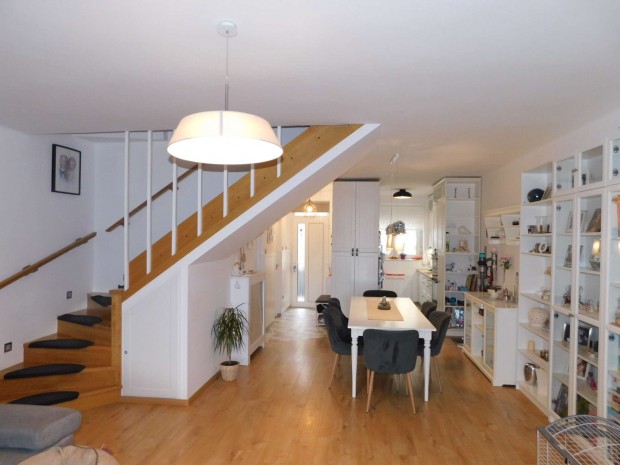 H�v�zen fel�j�tott sorh�zi lak�s elad�