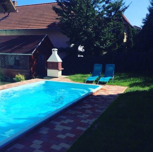 H�v�zen panzi�k�nt �zemeltethet� csal�di h�z elad�