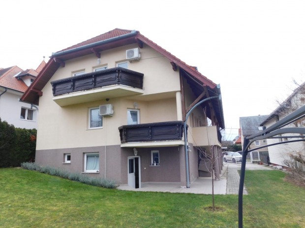 H�v�zen t�bb lak�sos h�z csendes helyen elad�