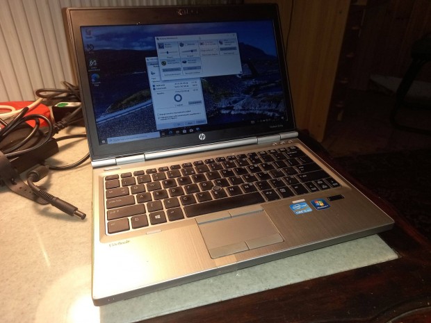 Hewlett Packard netbook SSD-vel, j akkuval, Core i5 CPU, kamera, 4 GB
