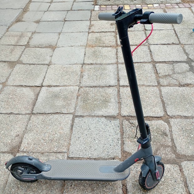 Hibás Xiaomi Pro2 roller bontásra eladó. Töltő nincs meg.