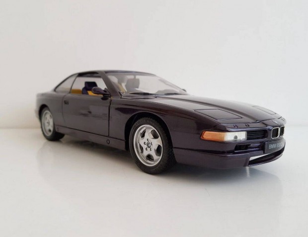 Hibtlan 1:18 BMW 850 Csi lila sznben, fmbl, nyithat gyjti darab