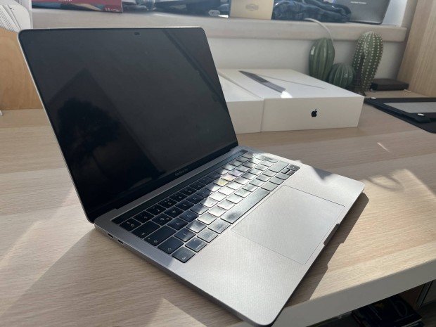 Hibtlan Macbook Pro 2019 '13 elad