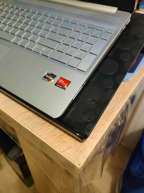 Hibátlan állapotú ikás laptop tartó
