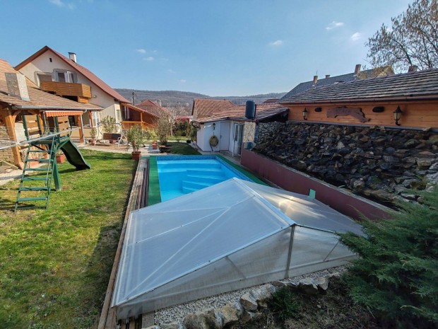 Hidason j� �llapot� nappali + 3 szob�s csal�di h�z sok extr�val elad�