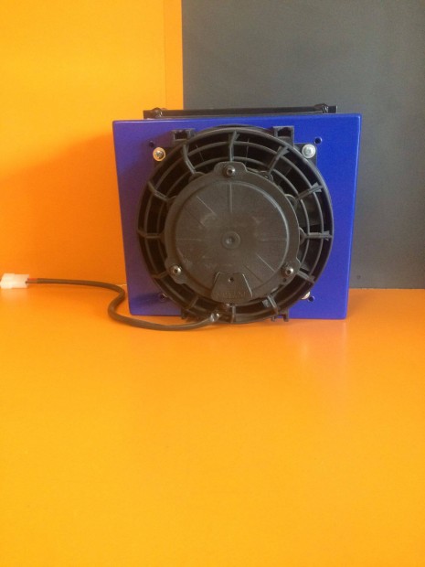 Hidraulika olajh�t� h�cser�l� rakt�rr�l t�bb m�retben