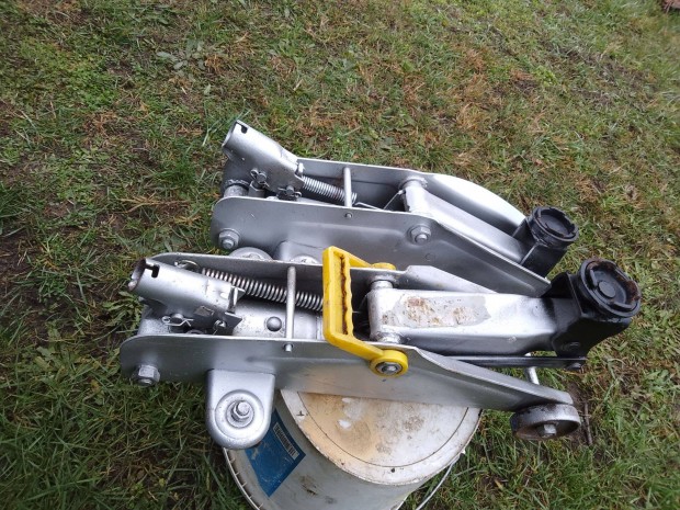 Hidraulikus emel� 2.5 T s kit�n� �llapotban elad�