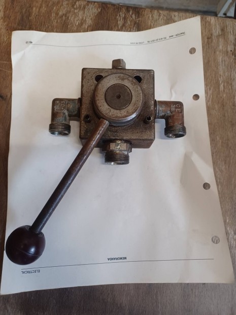 Hidraulikus k�zi v�lt� szelep.