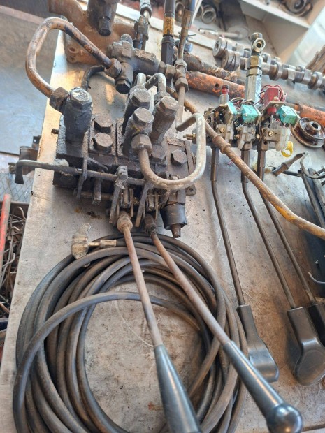 Hidraulikus vez�rl�t�mb , h�romutas