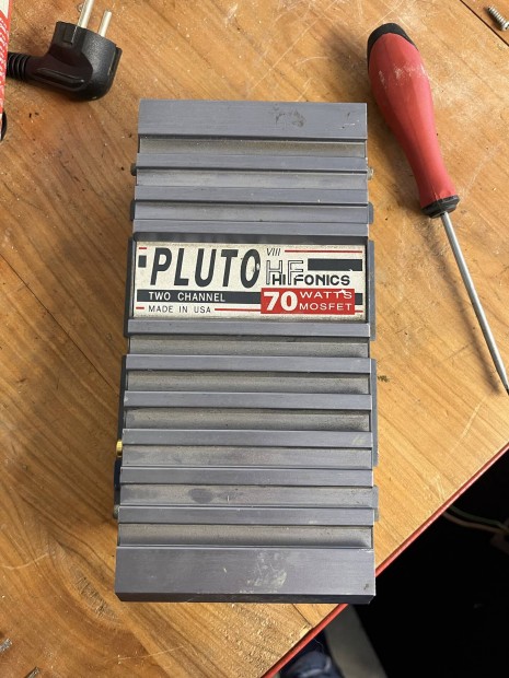 Hifonics Pluto retro aut� hifi er�s�t� v�gfok 