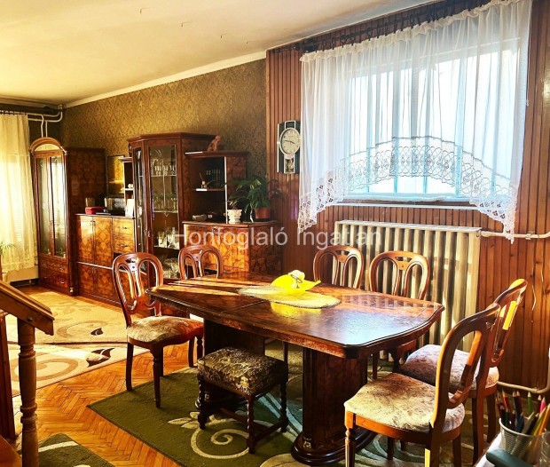 H�mesben 5 szoba+ nappalis, dupla komfortos sorh�z elad�