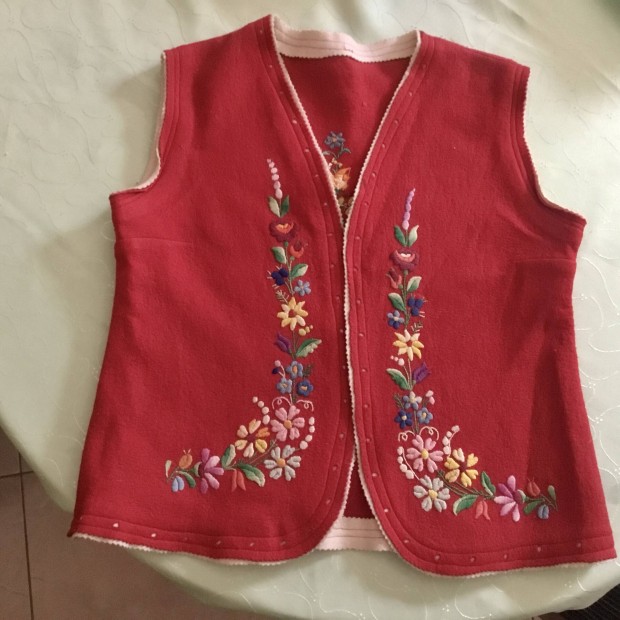 Hímzett mellény M-es méret