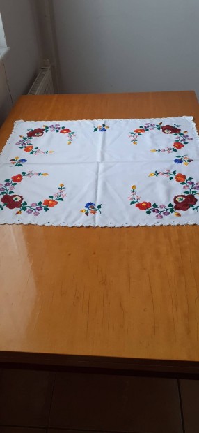 Himzett terítő 61 x55 cm. 7000 ft
