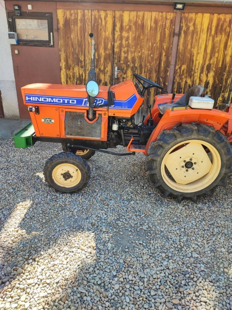 Hinomoto E182 traktor eladó
