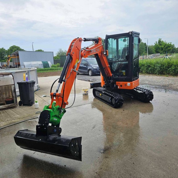 Hitachi Zx26U-6 forgó-kotró újszerű állapotban