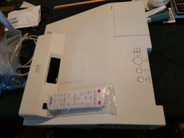 Hitachi rövid vetítési távolságú LCD projektor