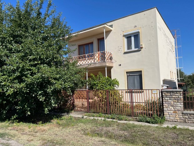 Hitelre alkalmas j� �llapot� k�t szintes h�z elad� 