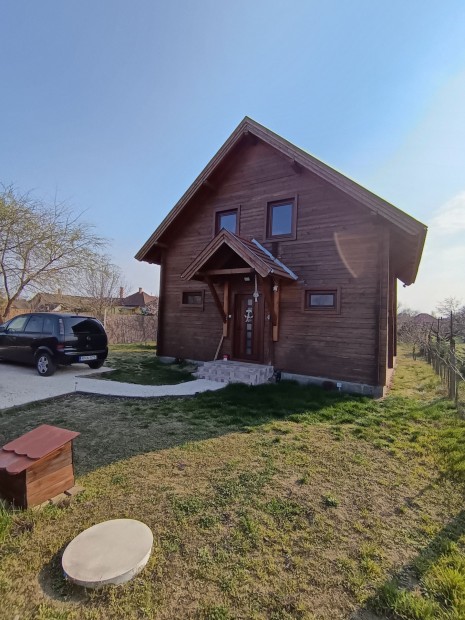 Hitelre is megv�s�rolhat� egyedi csal�di h�z elad� Cegl�d k�zkedvelt