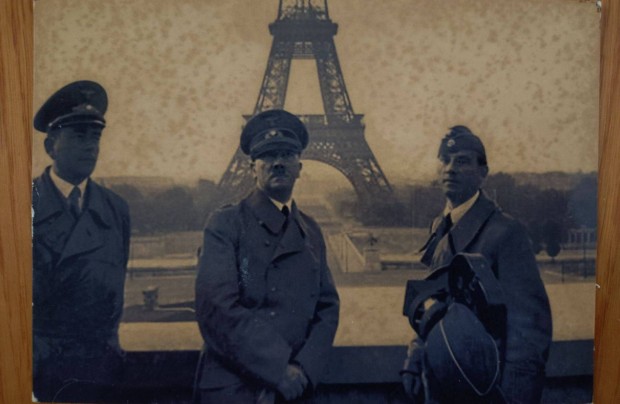 Hitler az Eiffel torony előtt - fénykép pecséttel