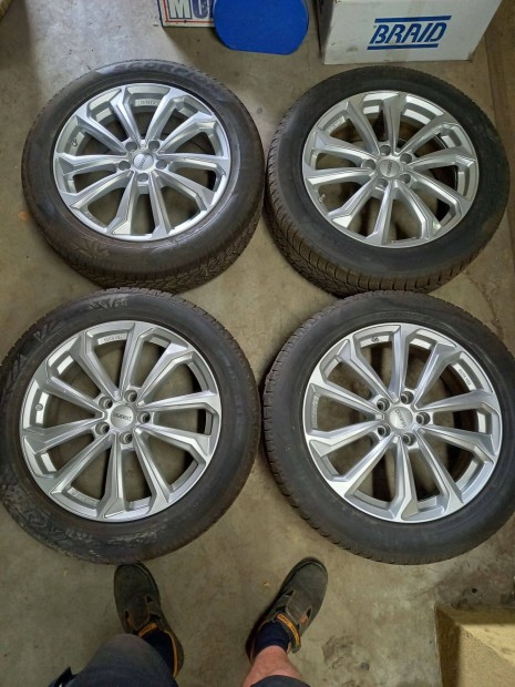 Hiunday Ionic5 5x114.3 lyukoszts 19" jszer Dezent alufelni, rajta
